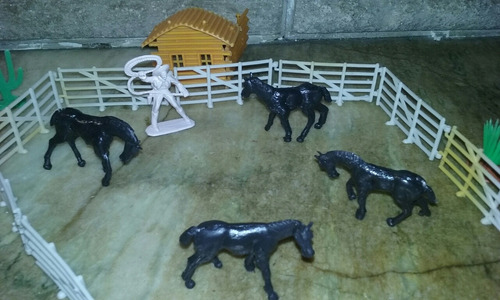 Imagen 9 de 10 de Cowboys Plastico, Establo, Bar, Caballos. Consultar Precios