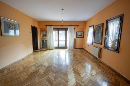 Casa De 5 Ambientes Escritorio, Playroom Y Dependencia De Servicio En Venta, En La Lucila.