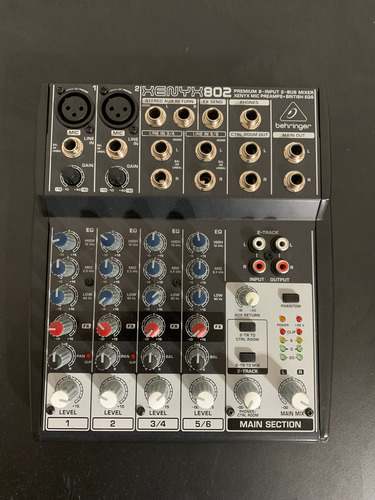 Consola Behringer Xenyx 802 - 4 Canales 2 Mono/2 Estéreo (Usado)