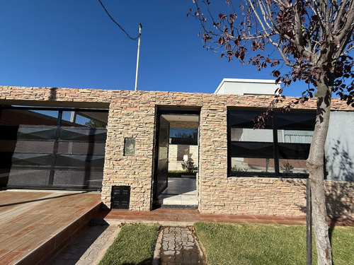 Vende Casa Gerencial B° Manzanos - 3 Dormitorios