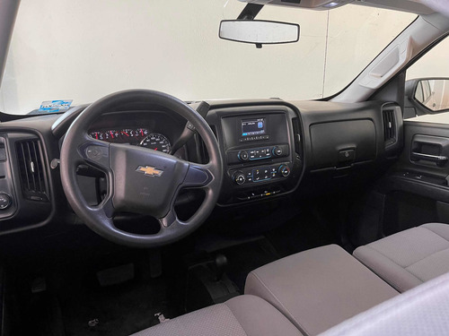 Imagen 9 de 15 de Chevrolet Silverado 2017 5.4 2500 Doble Cabina Ls 4x2 At