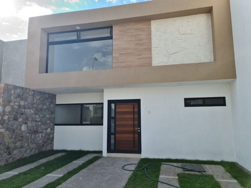 Se Vende Casa En Cañadas Del Arroyo, 4ta Recamara En Pb, Jardín, Doble Altura !