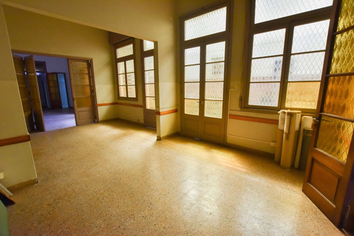 Venta - Casa De Estilo Ideal Instituciones. 400 M2