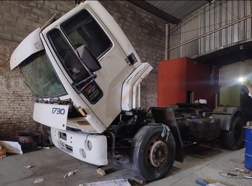 Tractor De Carretera, Con Plato Para Enganchar Semirremolque