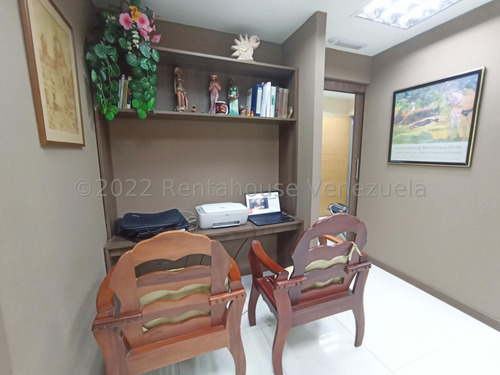 Raiza Suarez Vende Oficina En Edificio Comercial Al Este De Barquisimeto 2 3 1 0 8 6 2, El Edificio Posee Planta Eléctrica. Su Condominio Es De Autogestión Dentro De La Misma Sede, Zona Facil Acceso