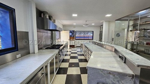 En Venta Impresionante Casa Ubicada En La Urbanización La Floresta 24-27529
