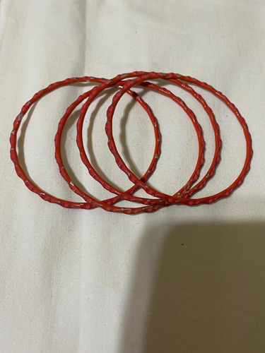 Pulseras De Metal En Naranja Usadas.