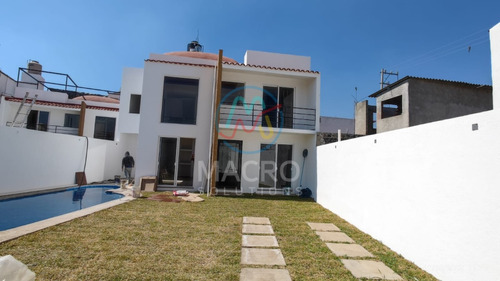 Casa En Venta De 3 Recamaras Con Alberca, Jardín Y Roof Garden Apta A Créditos En Tlayacapan Morelos