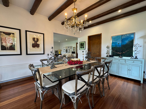Casa Chilena | 5 Dormitorios + Estar Y Servicio