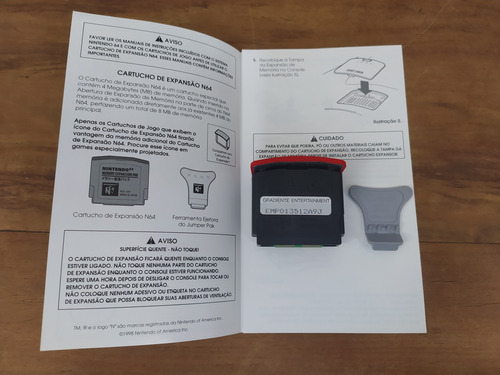 Nintendo 64 Na Caixa C/ Manual Ed. Gradiente Serial Batendo + Expansion Pak, Yoshi's Story, 1 Controle, Cabos E Manuais Originais (Usado)