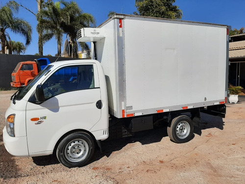 Imagem 3 de 15 de Hyundai Hr 2011 4x2 Baú Refrigerado (único Dono)