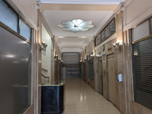 Oficina En Venta - Piso Alto Con Luz Natural En Av De Mayo
