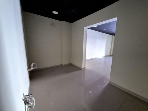 Local En Alquiler En Plaza Comercial Ubicada En Piantini, Santo Domingo, 53m2