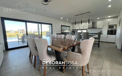 Casa En Venta Cuatro Dormitorios Seis Ambiente A La Laguna Pileta El Naudir Escobar