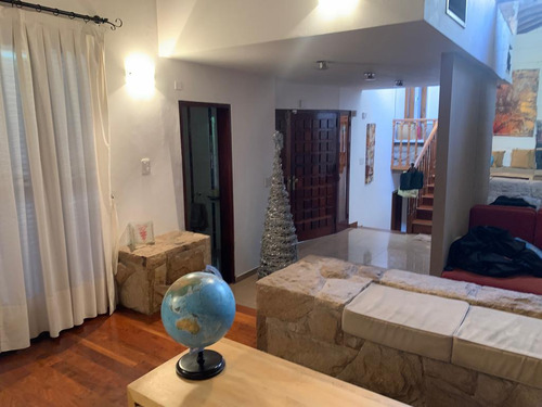 Casa En Venta De Cuatro Dormitorios En Alejandro Centeno, Zona Norte