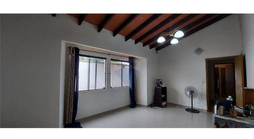Imagen 8 de 14 de Vendo Casa Con Piscina En Laurelty, Luque: 3 Habitaciones