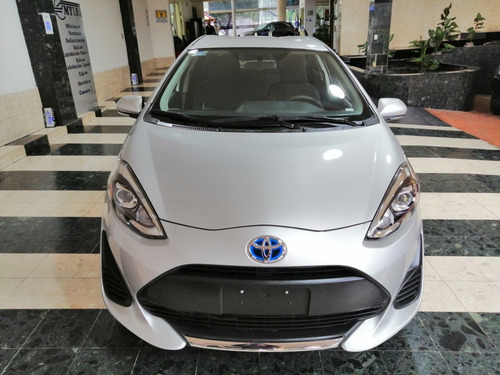 Imagen 3 de 14 de Toyota Prius C Hybrid 2020