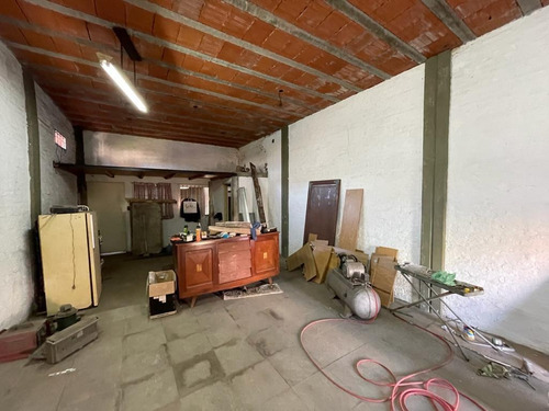 Imagen 2 de 4 de En Alquiler | Interesante Local Con Baño, Vidriera Y Persiana Metalica En Moreno Sur