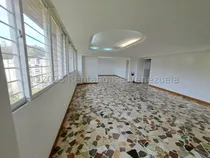 Comprar Hermoso E Iluminado Apartamento Que Ofrece Salones Amplios #25-14643 Carmen Medina