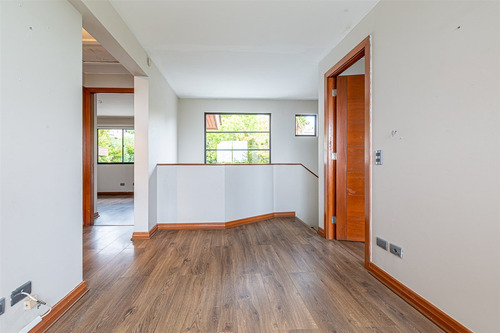Casa En Venta De 5 Dorm. En Las Condes