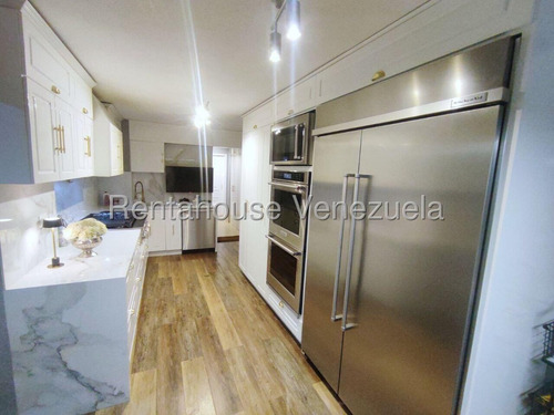 Amplio, En Exclusiva Ubicación, Con Terraza Y Bella Vista. 25-20938