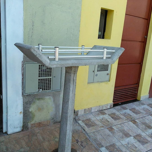 Imagem 2 de 5 de Lixeira De Concreto Para Calçada Com Acabamento Em Aluminio