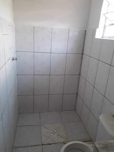 Casa Com 3 Cômodos, 1 Banheiro, Lavanderia, Quintal Amplo.