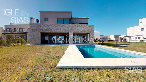 Casa Al Lago En Venta Con 4 Dormitorios En Los Lagos, Nordelta.