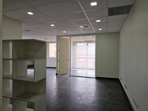 Oficina En Venta Con 70 M2, Ciudad Empresarial.