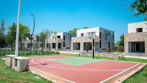 Casa En Venta En Los Lirios En Montemorelos