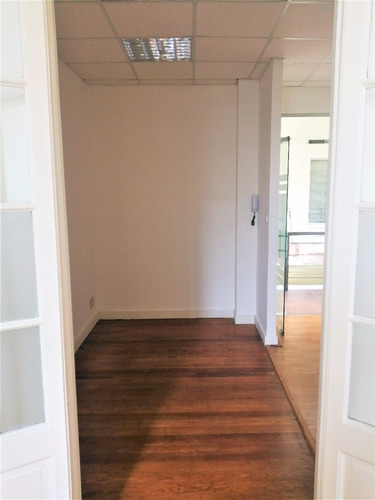 Se Vende Oficina En Ciudad Vieja, Excelente Estado.