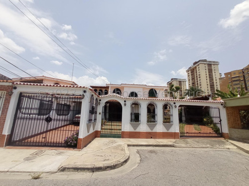 Amplia Y Fresca Casa En Venta Ubicada En Maracay Urb El Centro Db 23-28368