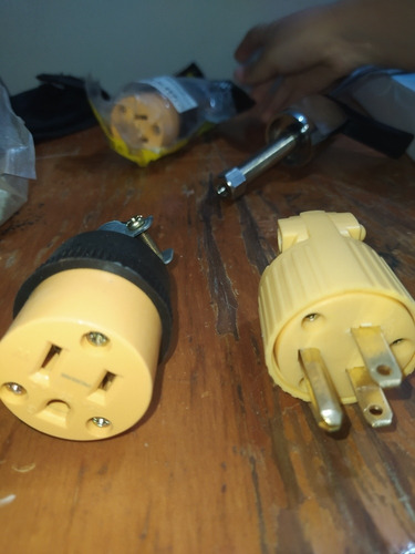 Enchufe Aéreo Amarillo Plástico 2 Polos Más Tierra 110voltio