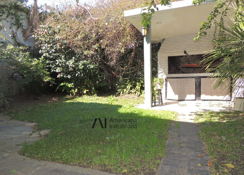 Imagen 13 de 14 de Venta Casa En Pocitos. Fondo Con Parrillero Garage, Terraza Al Frente.