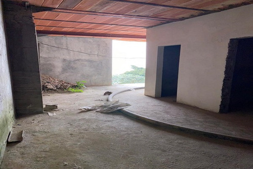 Ls Vende Terreno Con 75% Casa Construida El Junquito