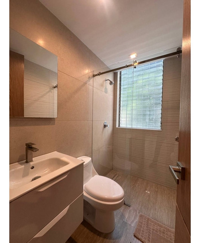 Apartamento En Venta Remodelado En Altamira Con Balcón