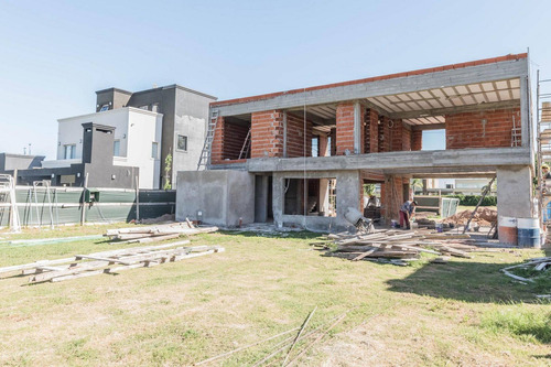 Casa 4 Ambientes A Estrenar En El Rebenque