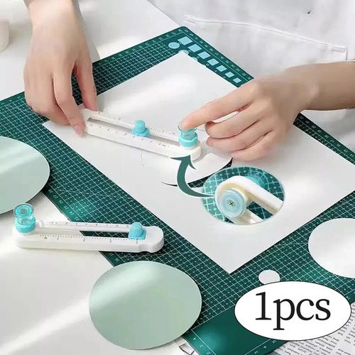 Cortando Papel Circular Com Uma Faca De Bússola