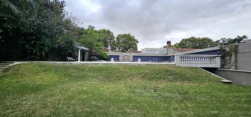 Imponente Residencia En El Corazón De Olivos.