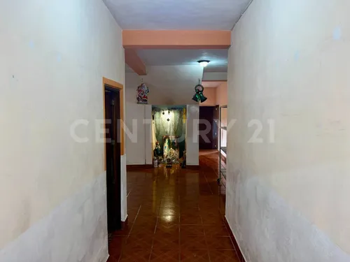 Amplia Casa De 3 Niveles Con Vistas Panorámicas En Lomas De Enmedio