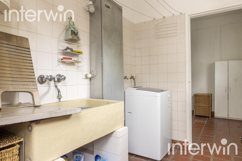 Casa De 8 Amb., Con Piscina Y 3 Cocheras. Belgrano - Venta