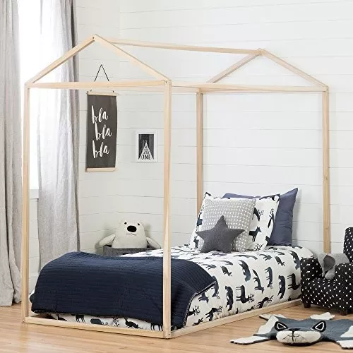 Dormitorio con cama de 2x2 m, Foto de stock 2128276001