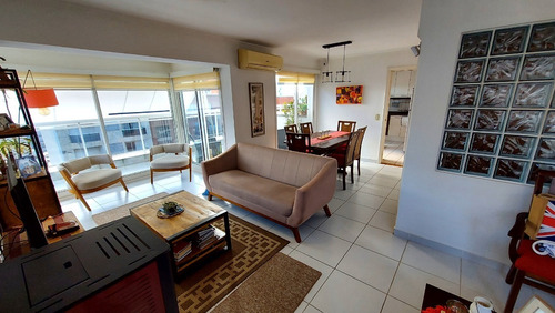 Imagen 4 de 14 de Espectacular Penthouse Con Muebles Franzini Y Sarmiento Inmediaciones De Pocitos Y Punta C. 3 Dormitorios Parrillero Terraza 30 Mts Gc12500 Edif. Con Calefaccion Vig 24 Hrs Y Sum 1 Gje Anuales Solo