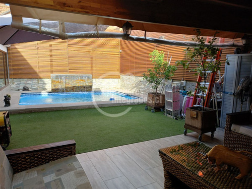 Casa En Venta De 5 Dorm. En La Florida
