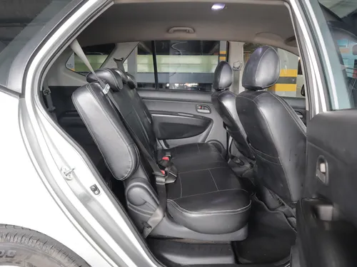 Kia Carens RONDO LX 2.0 MT 4X2 7PSJ