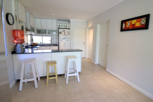 Casa 5 Ambientes Muy Luminosa Con Pileta