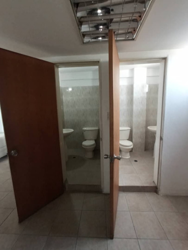 Imagen 6 de 10 de Local Empresarial Con Cuatro Oficinas O Consultorios Y Lobby
