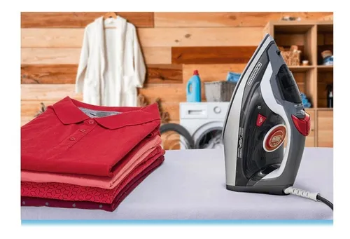 Ferro De Passar Roupa Com Vaporizador Black Decker Modelo Fx3900 Desligamento Automático Vermelho 110v Cor Preto