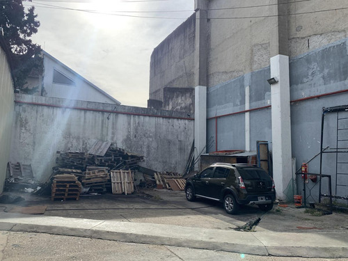 Establecimiento Industrial De 1350 M2 Cubiertos, Con Salida A Dos Calles
