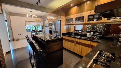 Vendo Casa Amoblada Con Piscina En El Centro De Encarnación: 4 Habitaciones Y 4 Baños